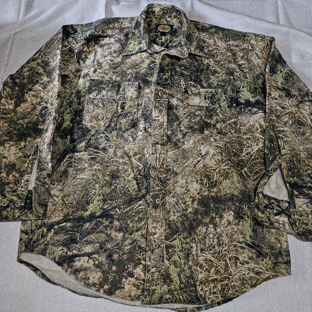 Cabelas Zonz Woodlands Button Down Shirt LS Camo Regular Fit Flap Pockets Mens M